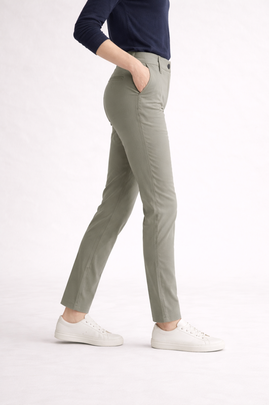 Bügelfreie Damen-Chino aus Rizinusfaser – funktionale Stoffhose von BREDDY’S, die knitterfrei bleibt und in Österreich designt wurde