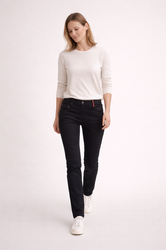 Schmale Damen Five-Pocket Hose von BREDDY’S Wien – elegante Slim-Fit Passform aus nachhaltiger Rizinusfaser, designt in Österreich