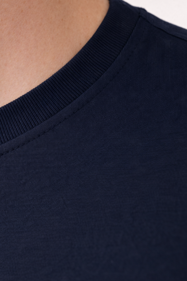 Nahaufnahme des weichen Rundhalsausschnitts eines Tencel-Shirts; hypoallergene und atmungsaktive Materialeigenschaften ideal für sensible Haut.