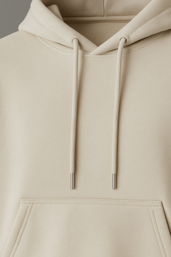 Detailaufnahme vom Kragen des BREDDY’S URBAN HOODIE aus TENCEL™ in Fog