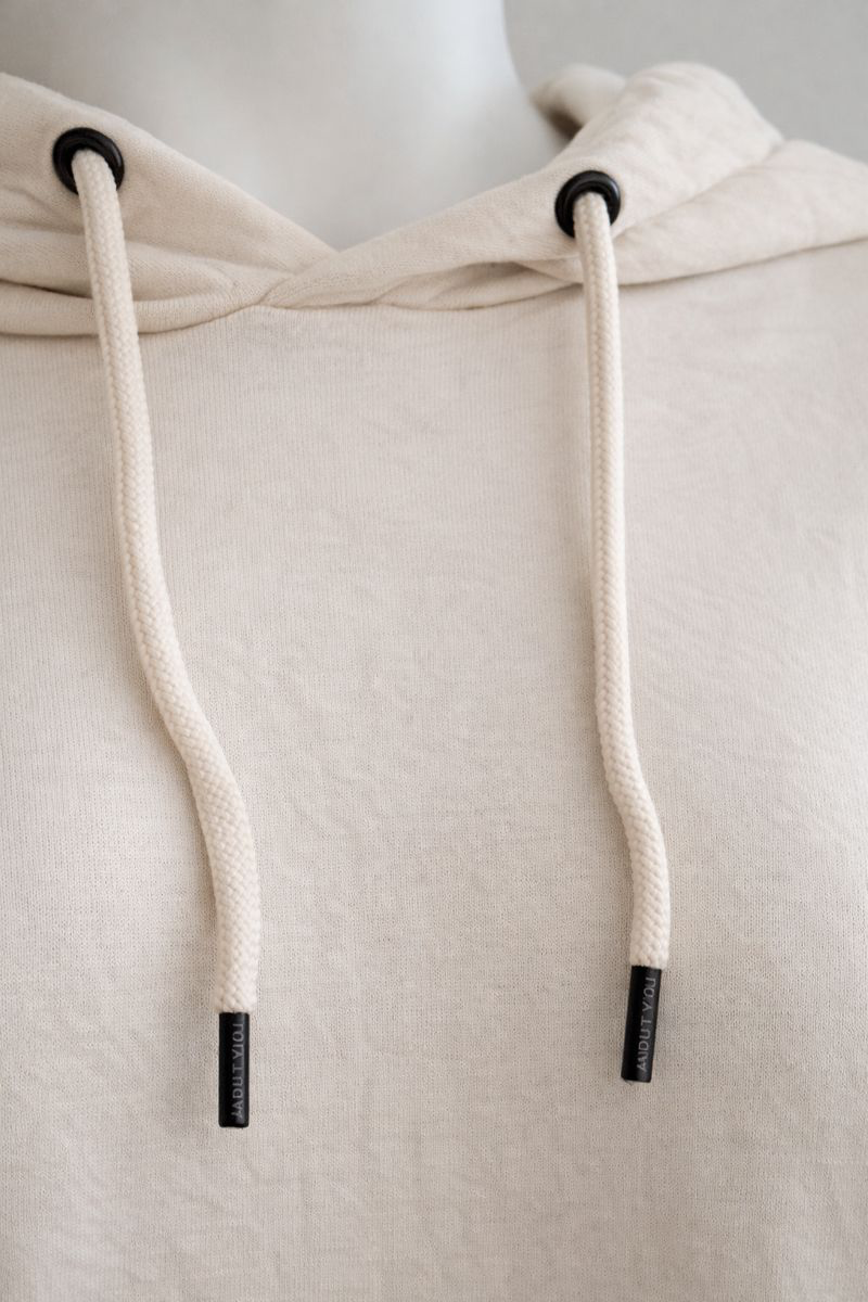 Detailaufnahme vom Kragen des BREDDY’S URBAN HOODIE aus TENCEL™ in Fog