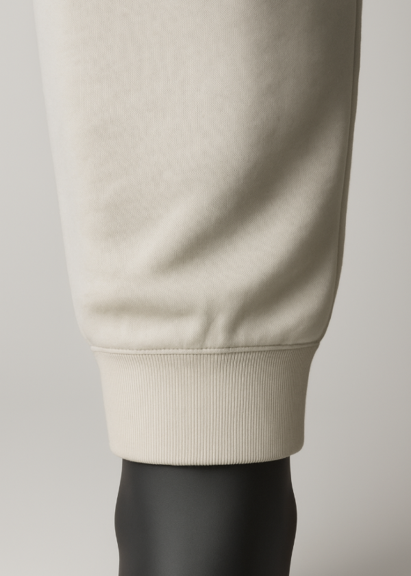 Detailaufnahme vom Beinbündchen der BREDDY’S RELAXED SWEATPANTS aus TENCEL™ in Fog