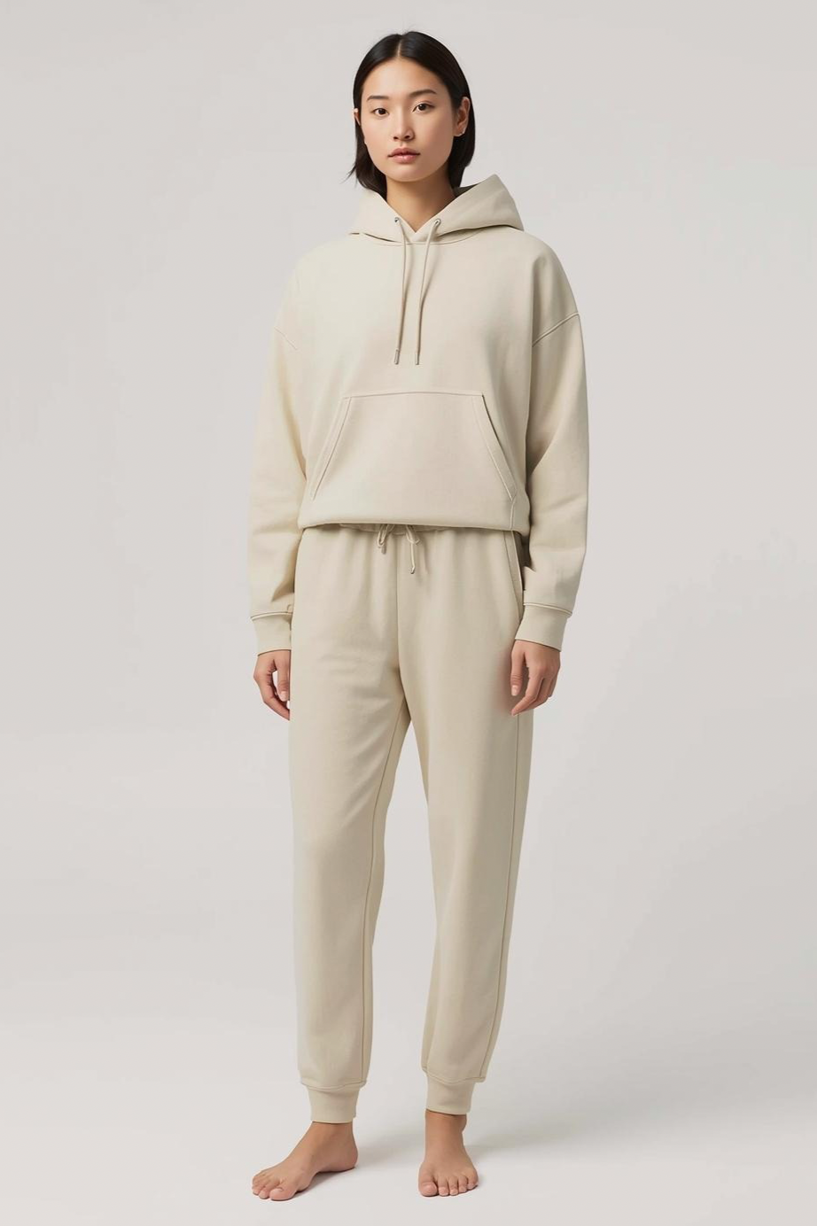 Frau trägt komplettes Outfit mit BREDDY’S URBAN HOODIE und RELAXED SWEATPANTS aus TENCEL™