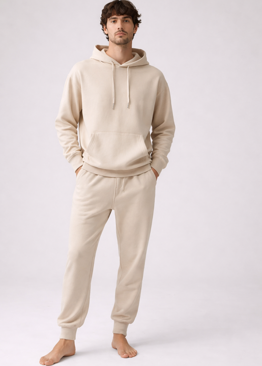 Mann trägt BREDDY’S URBAN HOODIE aus TENCEL™ in der Farbe Fog