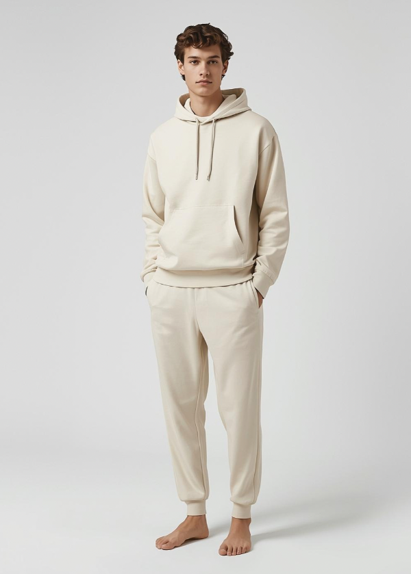 Mann trägt BREDDY’S URBAN HOODIE aus TENCEL™ in der Farbe Fog