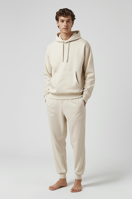 Mann trägt BREDDY’S URBAN HOODIE aus TENCEL™ in der Farbe Fog