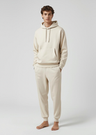 Mann trägt BREDDY’S URBAN HOODIE aus TENCEL™ in der Farbe Fog
