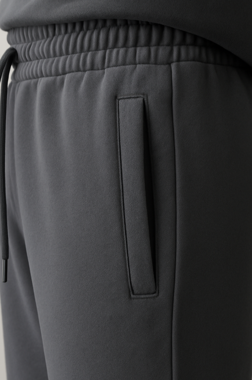 Detailaufnahme der Tasche der BREDDY’S RELAXED SWEATPANTS in Grau aus TENCEL™