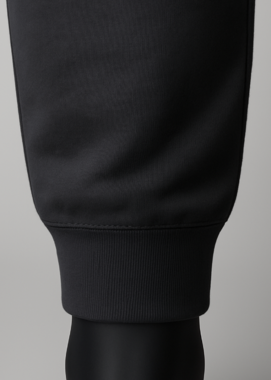 Detailaufnahme vom Beinbündchen der BREDDY’S RELAXED SWEATPANTS in Grau aus TENCEL™