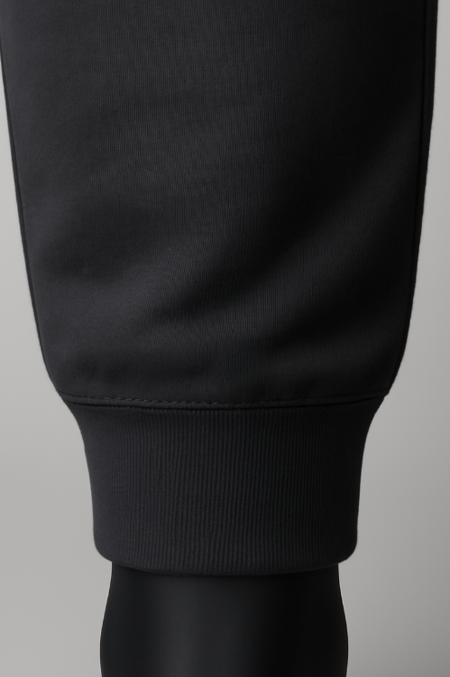 Detailaufnahme vom Beinbündchen der BREDDY’S RELAXED SWEATPANTS in Grau aus TENCEL™