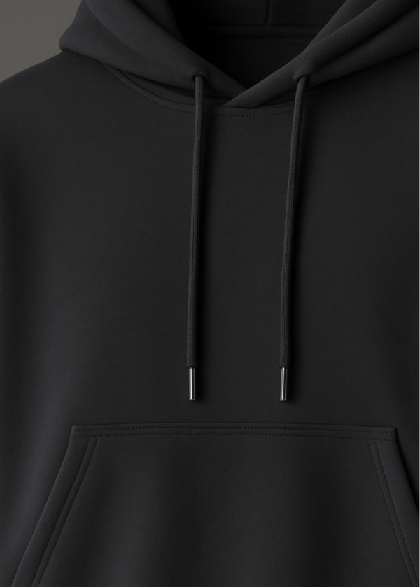 Detailaufnahme vom Halsausschnitt des BREDDY’S URBAN HOODIE aus TENCEL™