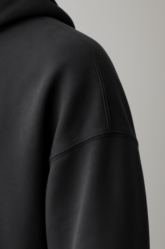 Detailaufnahme der Schulterpartie des BREDDY’S URBAN HOODIE aus TENCEL™