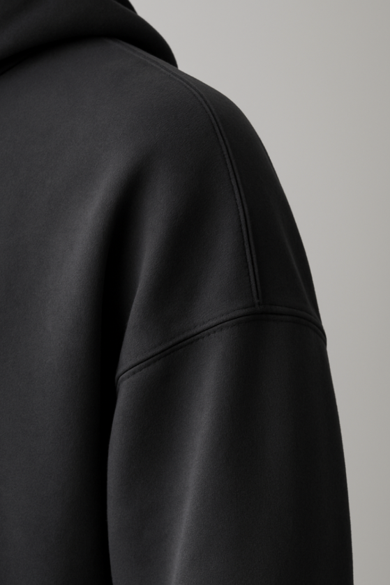 Detailaufnahme der Schulterpartie des BREDDY’S URBAN HOODIE aus TENCEL™