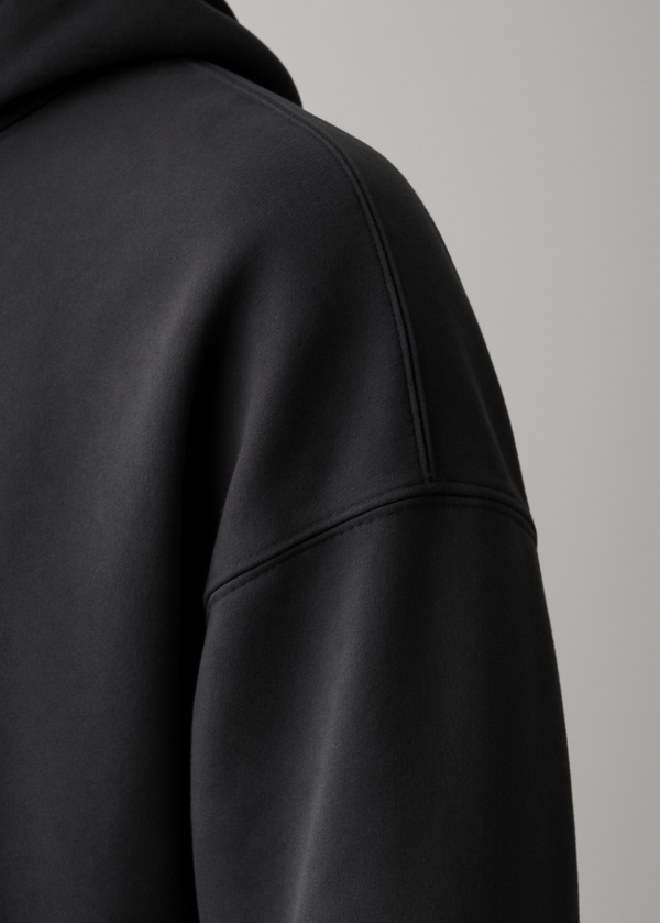 Detailaufnahme der Schulterpartie des BREDDY’S URBAN HOODIE aus TENCEL™