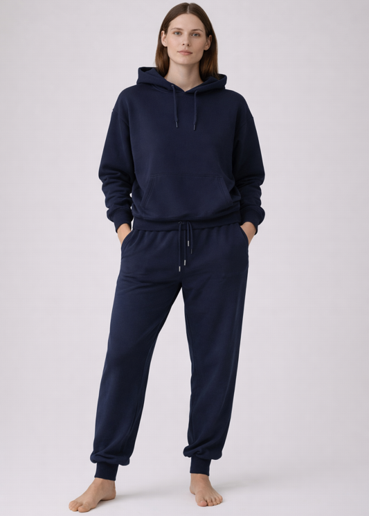 Frau trägt BREDDY’S URBAN HOODIE und RELAXED SWEATPANTS aus TENCEL™ in Blau