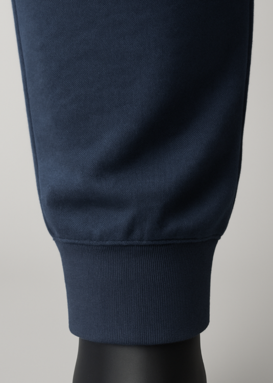 Detailaufnahme vom Beinausschnitt mit Bündchen der BREDDY’S RELAXED SWEATPANTS aus TENCEL™