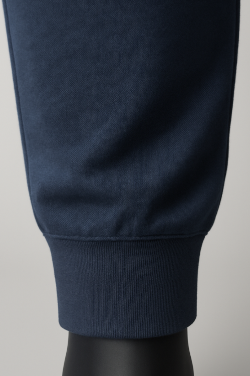 Detailaufnahme vom Beinausschnitt mit Bündchen der BREDDY’S RELAXED SWEATPANTS aus TENCEL™