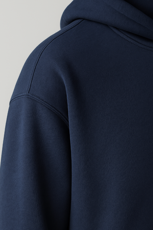 Detailaufnahme der Schulterpartie des BREDDY’S URBAN HOODIE aus TENCEL™ in der Farbe Night Sky