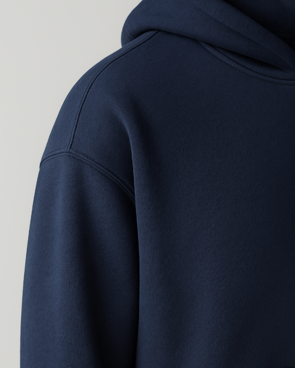 Detailaufnahme der Schulterpartie des BREDDY’S URBAN HOODIE aus TENCEL™ in der Farbe Night Sky