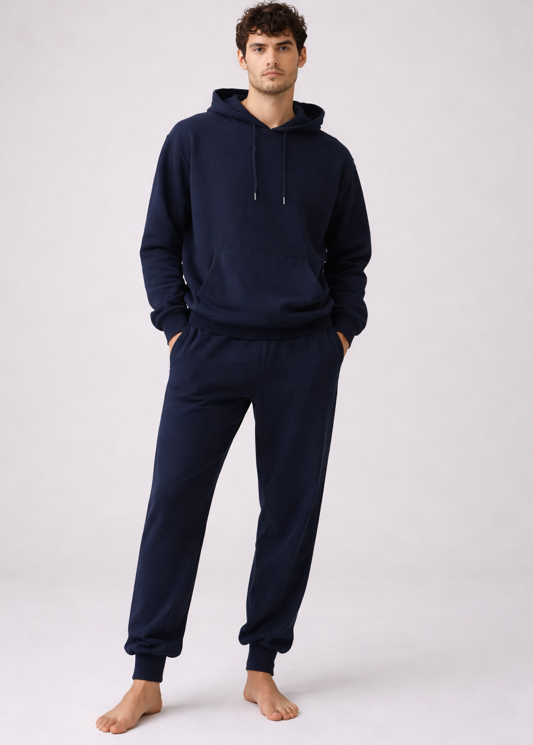 Mann trägt BREDDY’S URBAN HOODIE und RELAXED SWEATPANTS aus TENCEL™ in der Farbe Night Sky