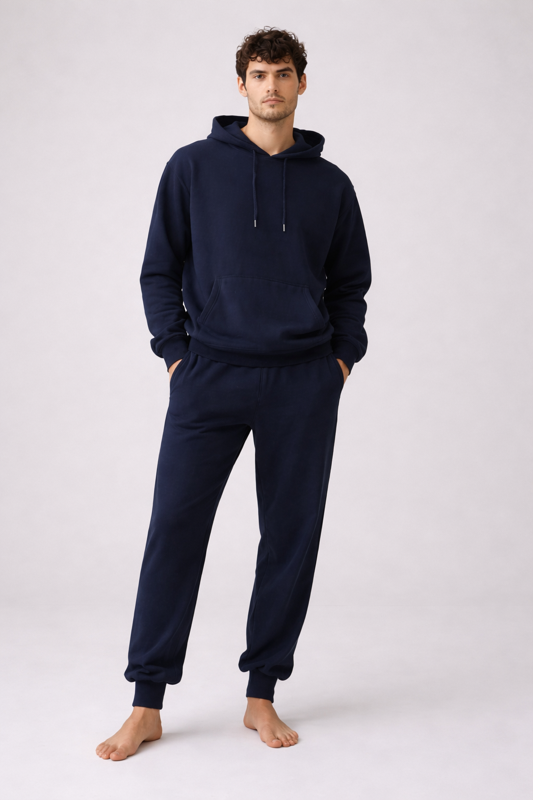 Mann trägt BREDDY’S URBAN HOODIE und RELAXED SWEATPANTS aus TENCEL™ in der Farbe Night Sky