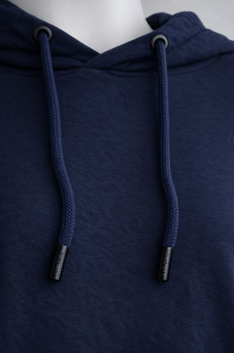 Detailansicht eines BREDDY’S Tencel-Hoodies mit Fokus auf die hochwertige Verarbeitung der Kapuze und die glatte, pilling-resistente Oberflächenstruktur der Holz-Zellulosefaser