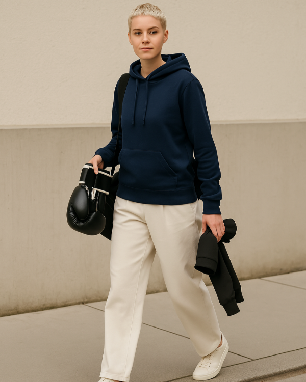 Frau trägt BREDDY’S Hoodie aus TENCEL™ – weich, stilvoll und atmungsaktiv