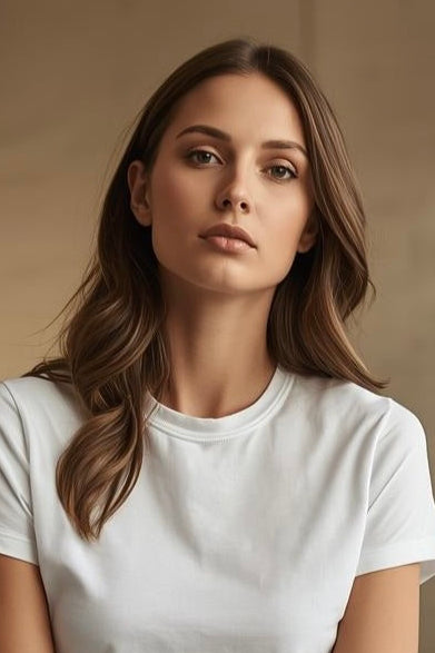 Frau trägt weißes BREDDY’S TENCEL™ T-Shirt im minimalistischen Look.