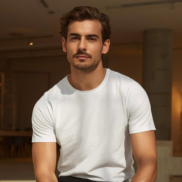 Weißes TENCEL™ T-Shirt von BREDDY’S an einem Mann im modernen Stil.