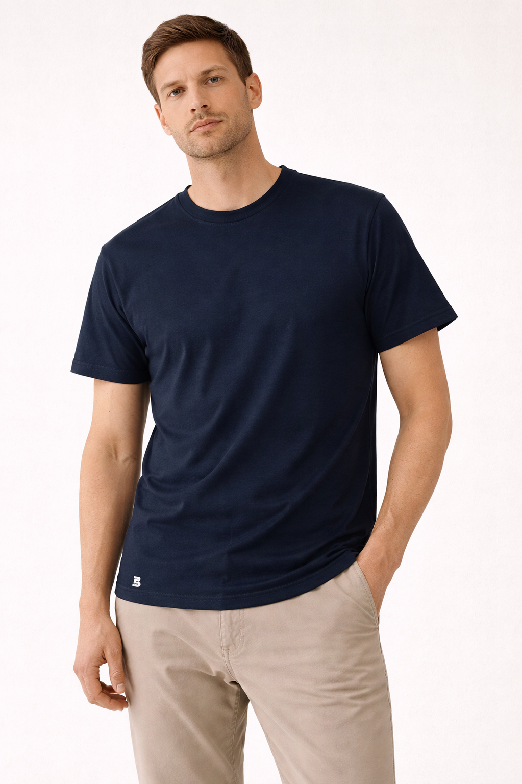 Produktaufnahme: Herren-T-Shirt von BREDDY’S in blau aus TENCEL™ Material.