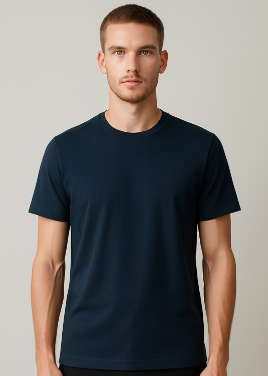 Produktaufnahme: Herren-T-Shirt von BREDDY’S in blau aus TENCEL™ Material.