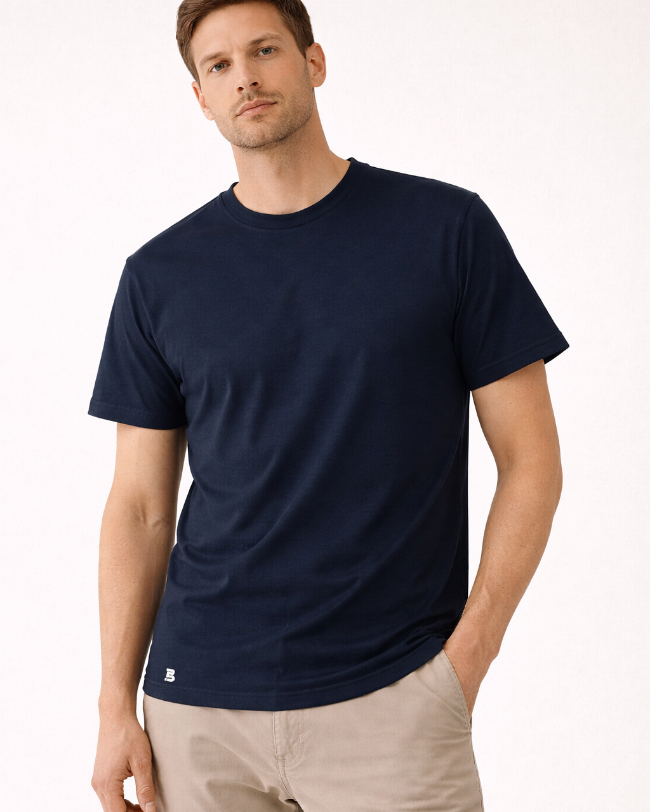 Produktaufnahme: Herren-T-Shirt von BREDDY’S in blau aus TENCEL™ Material.