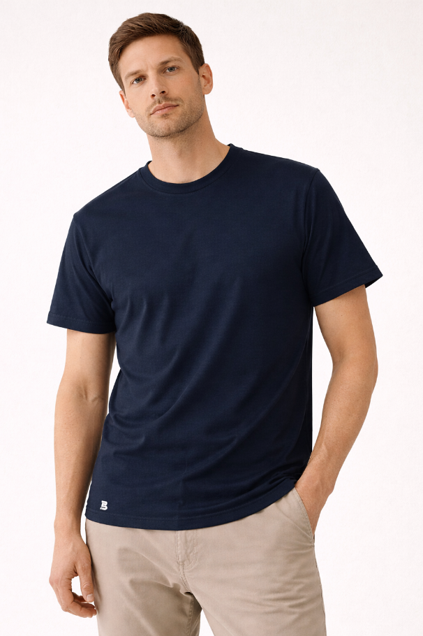 Produktaufnahme: Herren-T-Shirt von BREDDY’S in blau aus TENCEL™ Material.