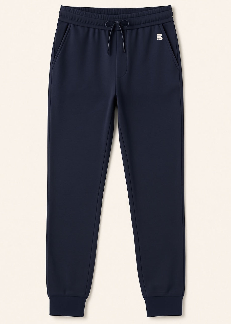 BREDDY’S RELAXED SWEATPANTS aus TENCEL™ in der Farbe Night Sky – nachhaltige Sweatpants im Studiofoto