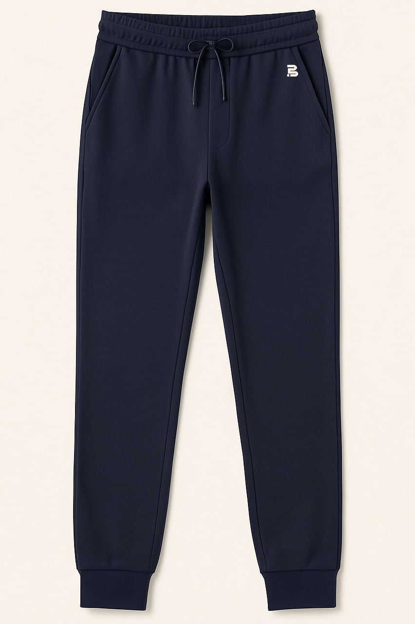 BREDDY’S RELAXED SWEATPANTS aus TENCEL™ in der Farbe Night Sky – nachhaltige Sweatpants im Studiofoto