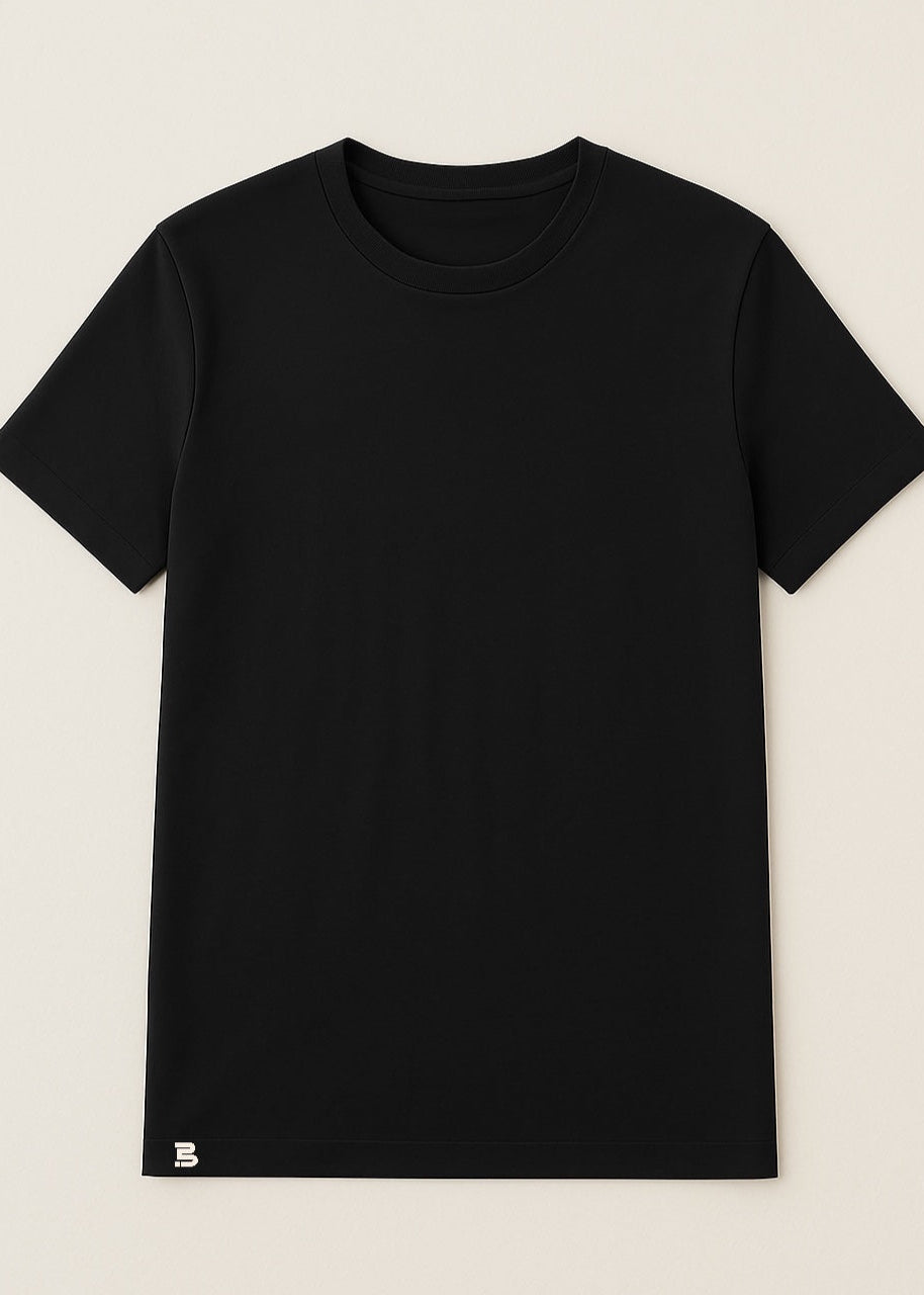 BREDDY’S TENCEL™ T-Shirt in black – nachhaltiges Basic im Studiofoto