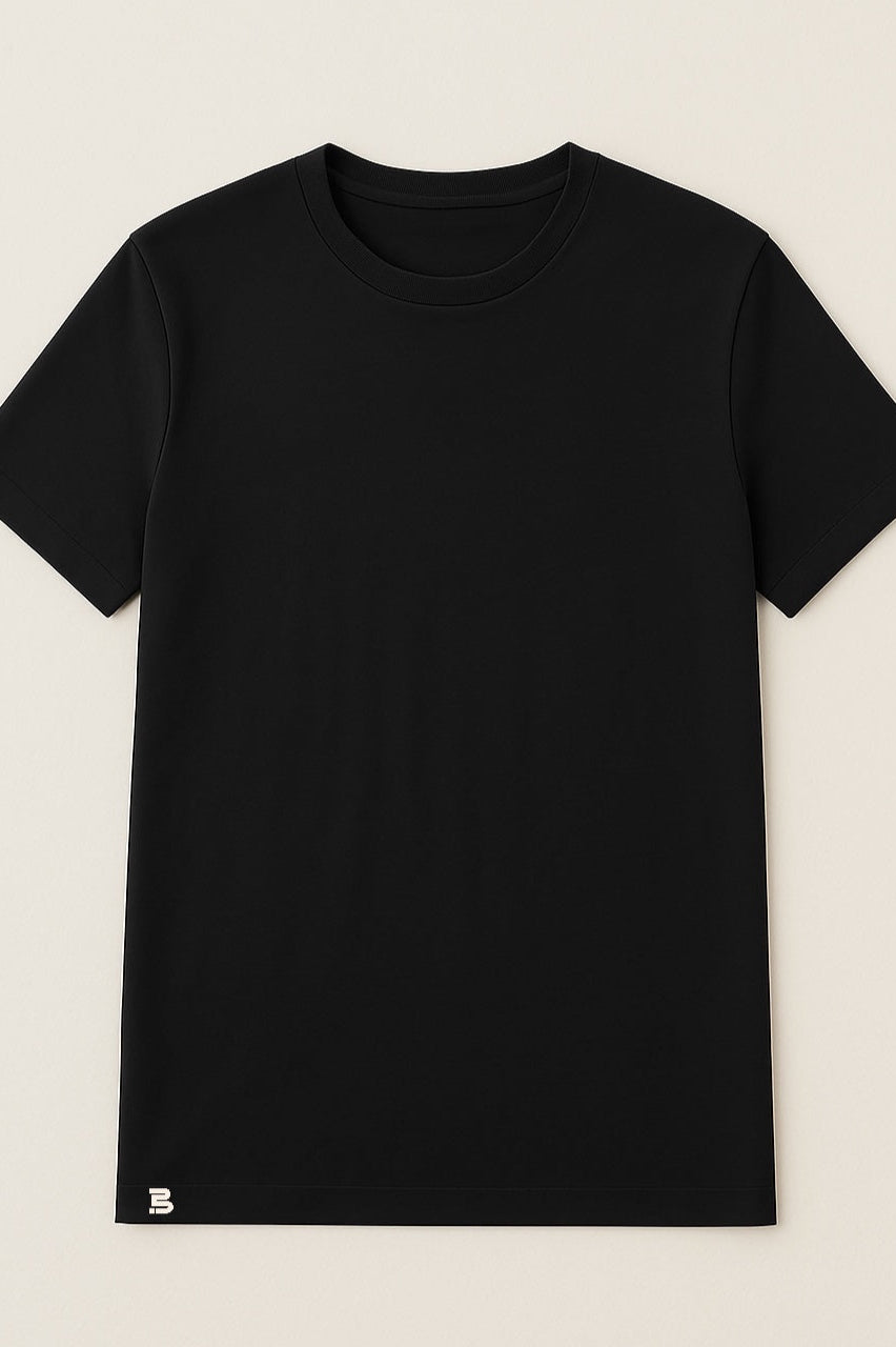 BREDDY’S TENCEL™ T-Shirt in black – nachhaltiges Basic im Studiofoto