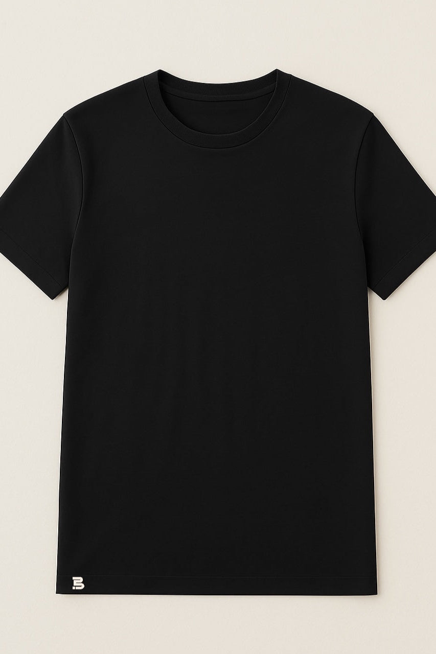 BREDDY’S TENCEL™ T-Shirt in black – nachhaltiges Basic im Studiofoto