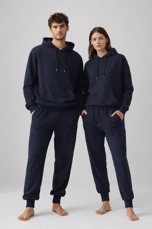 Mann und Frau in BREDDY’S Hoodie und RELAXED Sweatpants in Night Sky – nachhaltige Mode aus TENCEL™ aus Europa.