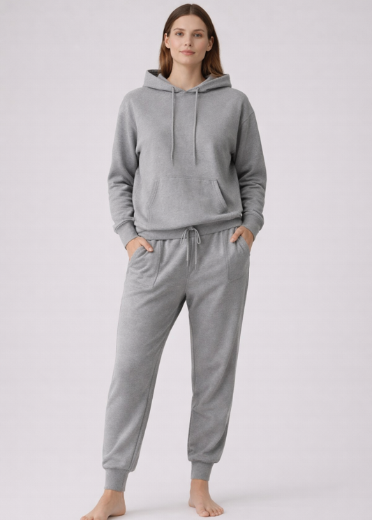Frau trägt BREDDY’S RELAXED Sweatpants und Hoodie in Steel Grey – nachhaltiges, weiches Outfit aus 100 % TENCEL™, gefertigt in Europa.