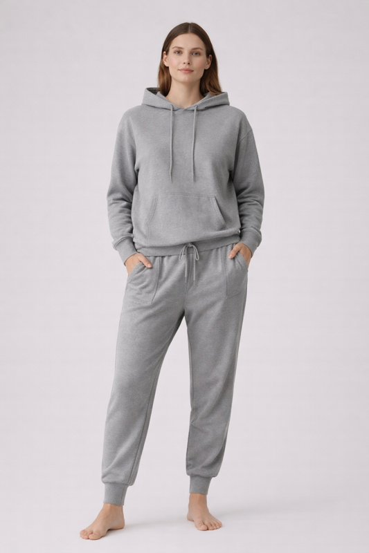 Frau trägt BREDDY’S RELAXED Sweatpants und Hoodie in Steel Grey – nachhaltiges, weiches Outfit aus 100 % TENCEL™, gefertigt in Europa.