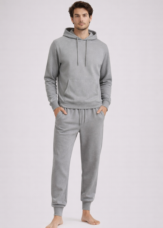 Mann in BREDDY’S Hoodie und RELAXED Sweatpants in Steel Grey aus TENCEL™ – nachhaltige Mode aus Europa.