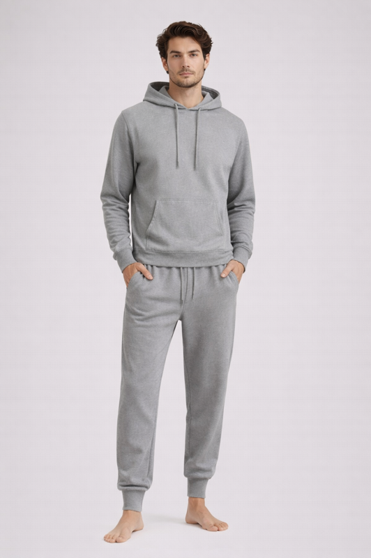 Mann in BREDDY’S Hoodie und RELAXED Sweatpants in Steel Grey aus TENCEL™ – nachhaltige Mode aus Europa.