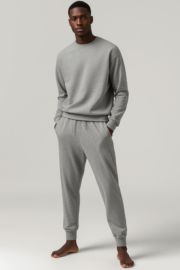 Mann in BREDDY’S Hoodie und RELAXED Sweatpants in Steel Grey aus TENCEL™ – nachhaltige Mode aus Europa.