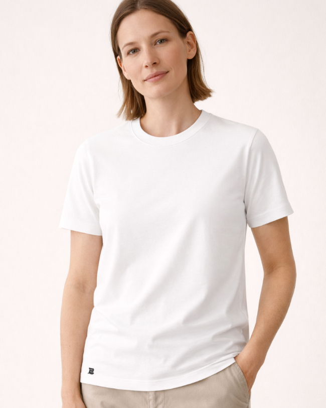 Frau präsentiert weißes BREDDY’S TEE CORE – schlicht, modern und nachhaltig.