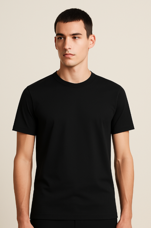 Mann trägt schwarzes BREDDY’S TENCEL™ T-Shirt auf cleanem Produktbild.