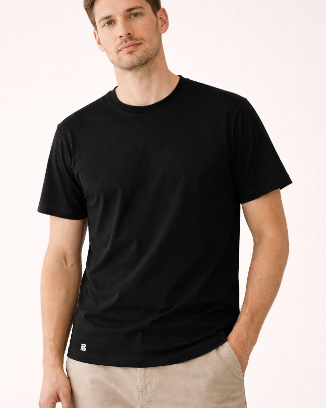 Mann trägt schwarzes BREDDY’S TENCEL™ T-Shirt auf cleanem Produktbild.