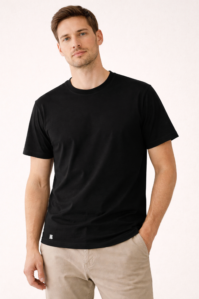 Mann trägt schwarzes BREDDY’S TENCEL™ T-Shirt auf cleanem Produktbild.