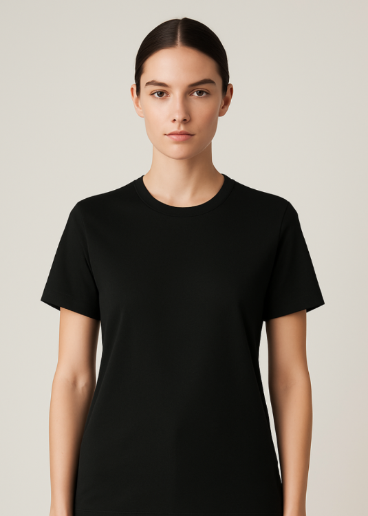 Frau trägt schwarzes BREDDY’S TENCEL™ T-Shirt im minimalistischen Studiofoto.