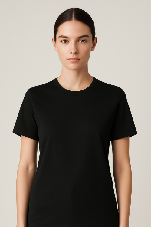 Frau trägt schwarzes BREDDY’S TENCEL™ T-Shirt im minimalistischen Studiofoto.